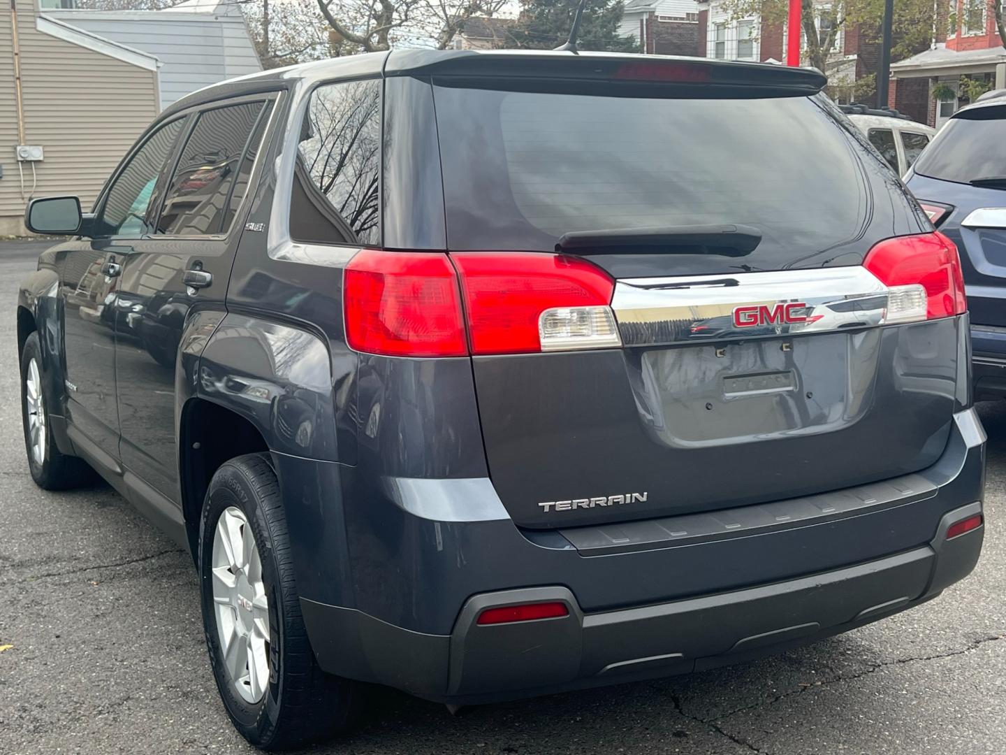 2011 charcoal /Gray GMC Terrain SLE1 FWD (2CTALMEC0B6) with an 2.4L L4 DOHC 16V engine, 6 SPEED AUTOMATIC transmission, located at 1018 Brunswick Ave, Trenton, NJ, 08638, (609) 989-0900, 40.240086, -74.748085 - Photo#5